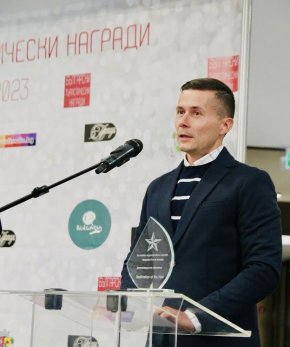 Марин Киров е разпознаваема личност  – завършил е местната гимназия с отличие,  подготвен юрист и администратор със солиден опит. Той се завърна в родното Царево преди две години, познава администрацията и хората - явно ще направи опит да бъде обединител в кметския си мандат.