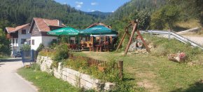 
Поляците на едната от съседните маси изглеждаха щастливи, както и французинът с 3 деца на другата, млада двойка от България също си тръгна с усмивка обратно към действителността.
