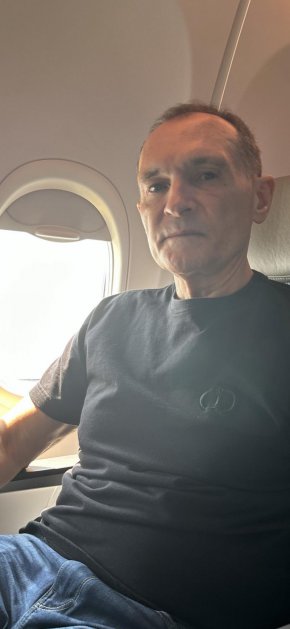 
"Днес се прибирам. След всички пречки, които Гешевата прокуратура и другите инструменти ми създадоха. Ще кацна в София около 15:30. ", пише в съобщението.