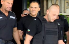 
Бизнесменът ще бъде откаран в МВР болница за преглед, съобщи неговият адвокат Стоян Баумайер. Той добави, че до 24 август Божков не е имал разрешение от властите да напуска Дубай.