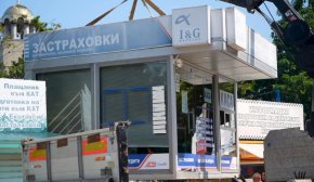 
Вместо незаконни павилиони със стърчащи опасни кабели осигурихме безопасна среда и изградихме нови тротоари