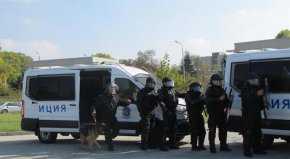 
В сегашната е отбелязано, че всяко превозно средство ще притежава сигнално-звукова уредба и радиостанция. Бусовете трябва да бъдат с осем места, със затъмнени стъкла и да развиват не по-малко от 140 км/ч.