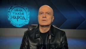 
"Когато Кирил Петков ми гостува в едно телевизионно предаване беше един ошмулен разпространител на пробиотици. Обаче, беше симпатичен. Симпатичен в своята безнадеждност. Даже лъжата му, че Опра Уинфри му е рекламно лице беше някак си… симпатична лъжа. Като лъжата на човек, който няма какво друго да направи освен първо да излъже. След това всички сме свидетели в скока на кариерата и лъжите на Кирил Петков."