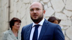  Понеже кандидатът е объркан не само във въпросите, но и за обявения час пояснявам, че общественото обсъждане на проекта за бюджет за 2023 г. е в 16 ч. В 14 ч се представят отчета за изпълнение на предходния бюджет. Различни са нещата.
 Заповядайте, г-н Терзиев. Не може само да слушате (за) София, трябва и да говорите!", призова във ФБ шефът на СОС Георги Георгиев.