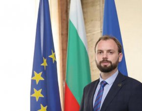 
 Според разказа на сестрата съветникът на Тагарев Мустафа Емин е пристигнал в "Пирогов" с детето си, като се е държал "арогантно и скандално".