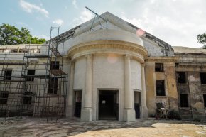 Напредва реставрацията