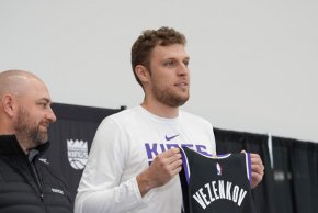 
„Не очаквах, че почти всеки от клуба ще дойде в Гърция да ме гледа, но това само показа, че те искаха да ме привлекат. Това имаше голяма роля във финалното ми решение. Всички от клуба се отнасят с уважение към мен и искат да съм тук, за което съм изключително щастлив“, добави 28-годишният баскетболист.