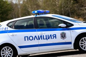 
В колата са открити осем бежанци, които твърдели че са от марокански произход. Водачът на автомобила и неговият спътник са пловдивчани. Те, както и мигрантите са задържани с полицейска заповед за 24 часа. 