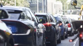 

Законопроектът, внесен от ГЕРБ-СДС предвижда органите на МВР да спират превозните средства и да проверяват документите за самоличност и книжките както на водача, така и на пътниците и ако имат невръчени електронни фишове за нарушения да им ги дават