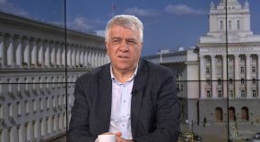 “Темите са много, една от най-острите е за войната в Украйна. Министърът на отбраната Тодор Тагарев има агресивна роля, иска да се изкара по-голям привърженик на войната от най-десните сили в НАТО”, уточни той. 