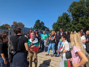 
Па думите на Манолова властта не смее реално да бутне паметника, защото ще загубят изборите и затова си измислят всякакви аргументи - като този, че е опасен.