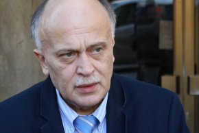 
Завършил е медицина през 1988 г. и има придобити специалности по вътрешни болести, белодробни болести и болничен мениджмънт, както и дипломи по здравен мениджмънт и администрация в здравеопазването.