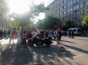 
"На първи инстанция делото бе спечелено от Милена Славова, на втора обаче Административен съд София-град реши, че тя няма право да изказва публично мнение, защото по този начин дискриминира определена група от хора".