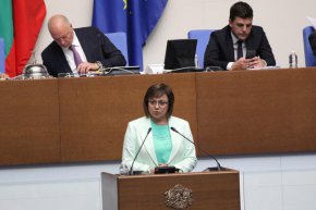 
Относно службите за сигурност и евентуалното сливане на Военно разузнаване и Държавната агенция "Национална сигурност" (ДАНС), Нинова посочи, че коментарите, направени и от правителството, и от президента, нарушават демократичния правов принцип: власт – власт възпира.