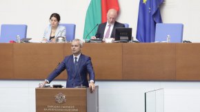 “Вие сглобихте задкулисието и престъпниците и ги нарекохте правителство на България”, каза още Балабанов.