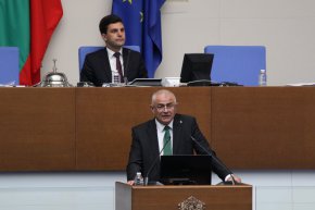 
По неговите думи, тази мярка е насочена към около 2 милиона души, които работят за доходи, по-ниски от средната работна заплата и особено за 500-те хиляди, които са на минимална работна заплата.