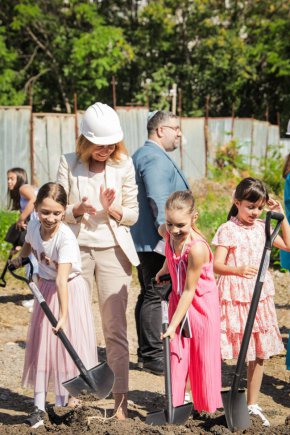 В образованието наложихме успешен модел за обединение на общината, частното предприемачество и неправителствения сектор, с който осигуряваме повече и качествени места в училища. Успяхме да подкрепим реализацията на 6 проекта за частни училища.
Образованието е не просто моят личен приоритет, това е каузата на живота ми, с нея и заради нея влязох в политиката. За 14 години успяхме да построим 140 нови сгради за детски градини и 24 училищни сгради”, съобщи кметът Йорданка Фандъкова.