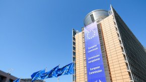 Все пак, необратимостта на реформите, както и всички други въпроси, свързани с върховенството на закона, ще продължат да бъдат наблюдавани в докладите за върховенството на закона, както за всички държави-членки.