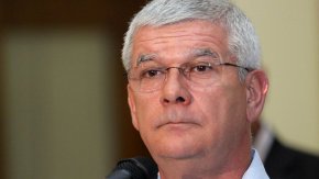 "От името на Република България посочих, че страната е голям производител на слънчоглед и голям преработвател, проведени са множество срещи, МС работи по анализ на ситуацията за намирането на най-правилното решение, до финализирането на което министърът няма мандат от МС за присъединяване към писмото на петицата. Без ясен мандат от МС, министърът на земеделието не може да подкрепи документа. Решението на МС се очаква на 11 септември".
