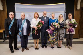С отличията бяха наградени художникът и преподавател проф. Станислав Памукчиев, поетът Георги Константинов, писателят Георги Господинов и президентът на Фондация Америка за България Нанси Шилър