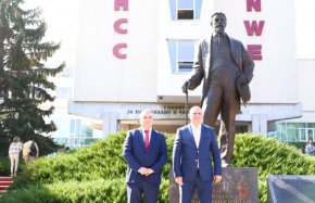 Университетът за национално и световно стопанство дава една изключително висока реализация на своите студенти - 98% от тях започват работа, заяви министърът на образованието и науката Галин Цоков на тържественото откриване на новата академична 2023/2024 учебна година в зала "Максима" на УНСС.