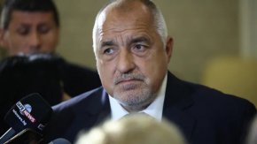"Като го свалим, ще поканим нея в правителство ли? Тя е - добър ден - Бойко Борисов. Приемам го като шега", заяви той. И уточни, че очаква много по-адекватни мерки от правителството.