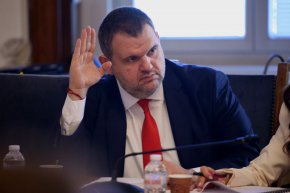 Противоречията между правителството и зърнопроизводителите ще бъдат решени до обед - такова уверение твърди, че е получил от управляващите депутатът от ДПС Делян Пеевски. Според него има диалог между властта и протестиращите