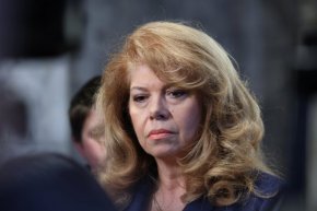 "За мен нормалното беше да излезе министърат на отбраната и да увери всички нас в България, че са взети всички мерки, за да могат хората да се чувстват спокойни и сигурни, че няма опасности", коментира вицепрезидентът. 