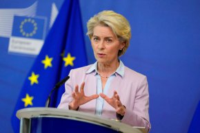 Румънските фермери обявиха, че са решили за момента да се откажат от протестите, след като са получили уверения от министъра, че за период от 30 дни ще бъде позволено само транзитно преминаване на зърнени продукти от Украйна през Румъния, съобщи днес румънското национално радио.