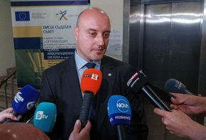 Славов представи предложенията за промени в основния закон, свързани със съдебната власт. Сред тях са разделянето на ВСС, промяна на правомощията на главния прокурор, както и изменението на статута на съдебния Инспекторат. Той представи пред ЕК и проекта за антикорупционен закон.
