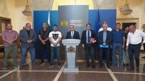 След като Настимир Ананиев, ППДБ, отрече ДПС да е в коалицията, премиерът Николай Денков клекна след думите на Пеевски, че проблемът със зърнопроизводителите ще се реши.
