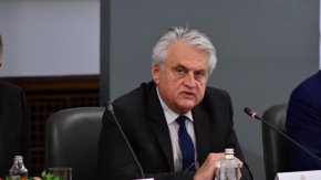 
"Това е знак, че обещанията трябва да бъдат спазвани. Обещания, ангажименти, както искате ги наречете. За нас това е проблем, защото сме в това Народно събрание, в това мнозинство, за да реформираме".