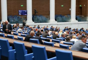 
Депутатите подкрепиха още членовете на Антикорупционната комисия да се избират от парламента с мнозинство от две трети.
