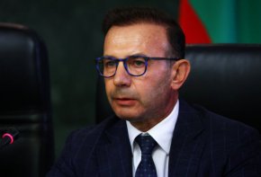 Сигурно има добри отговори на поставените въпроси. Готови сме да ги чуем, но не по телефона, а в интервю.

 