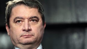 Разрешение за притежаване и носене на оръжие се дава при доказана необходимост. Въпросът е как се оценяват събраните данни. След като лицето получи разрешение, през 3 г. то трябва да се явява на преглед, включително и психиатричен, припомни бившият вътрешен министър.