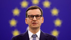 
Полша повече няма да предоставя оръжия на украинската армия, заяви министър-председателят Матеуш Моравецки, като добави, че Варшава ще се съсредоточи върху собствената си сигурност. Решението е следствие от дипломатически спор относно вноса на украинско зърно, който беше забранен в Полша, след като наводни местните пазари. 