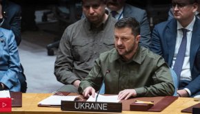 
Зеленский, облечен в стандартната си зелена военна униформа, осъди руските зверства във войната и говори за жертвите, които украинците са дали в защита на суверенитета си след пълномащабното нахлуване на Кремъл през февруари 2022 г. Той призова за подкрепа на украинското предложение за мир от 10 точки.
