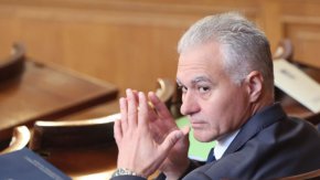 
"Предполагам за никого не е тайна, че, за съжаление, Руската православна църква се използва за геополитическите интереси на Русия, за хибридни действия, за разширяване на влиянието. Това е част от дългосрочната стратегия на Путин и на неговия режим. Така че аз не съм изненадана от разработката на ДАНС, като службите си вършат работа в националния интерес на България".