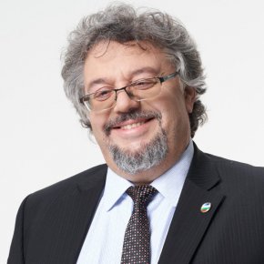 

Народният представител Манол Пейков, който още през април месец събра ДАРЕНИЯ (около 200 000 лева, каквато е и обявената цена на къщата) с цел закупуването на къщата от фондацията му “Манол Пейков и приятели”, бездейства абсолютно неоправдано от всяка гледна точка, включително и от юридическа. Вече 6 месеца той не предприема действия за покупко-продажбата, а обвинява нереалистично македонската страна за забавянията. Подобно забавяне според юристи е невъзможно, а пречки за такава частна сделка практически не съществуват. За подобна сделка са нужни максимум 2 седмици, а не 6 месеца.
