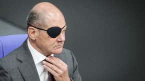 
Премиерът Матеуш Моравецки отвърна на удара, като обвини лидера на Гражданската платформа Доналд Туск, че преувеличава въпроса. Той обаче призна, че правителството е открило "нередности, свързани с няколкостотин визи".