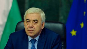 
Председателят на Българския хелзинкски комитет (БХК) Красимир Кънев коментира, че по случая със застреляния от полицай 18-годишен Светльо Младенов "е налице флагрантно (фрапантно) нарушение на закона".
