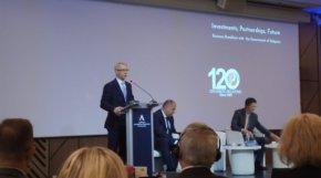 Кабинетът е доста по-стабилен, отколкото вероятно изглежда от това, което виждате по медиите в една такава предизборна ситуация. Разбира се, напрежение има и ще има, спорове също, но голямото мнозинство в Народното събрание, бих казал и от българския народ подкрепя нашата обща цел", коментира Денков.