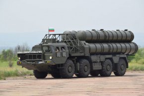 
"Страната ни няма нужния капацитет да ремонтира самостоятелно тези боеприпаси. Тяхното използване от нашата армия би създало сериозен риск за живота на българските военнослужещи. За разлика от България, Украйна е декларирала, че има капацитета да вкара в употреба такива дефектни боеприпаси и те да послужат на украинската армия", пишат вносителите в мотивите си.