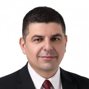“С тази помощ към Украйна по никакъв начин не нарушаваме способностите на армията ни за отбрана, както и не намаляваме способностите на българските С-300 да защитават българското небе. Инициативата за този пакет е на парламента, като всеки момент очакваме и окончателно подписване между МВР и Украйна на окончателното споразумение за прехвърляне на около 100 БТР-а от складовете на МВР, след което в НС ще ратифицираме и изпратим бронираните машини”, коментира Мирчев.
