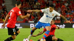 Четвърт час преди края на срещата Барселона все пак стигна до точката, а в герой за тима се превърна младият Фермин Лопес, който от около 8-9 метра реализира за 2:2, като за него това бе и дебютно попадение с екипа на каталунците.
В класирането равенството изкачи временно момчетата на Шави на върха в подреждането с актив от 17 точки, докато Майорка заема 15-ата позиция с 6 пункта.