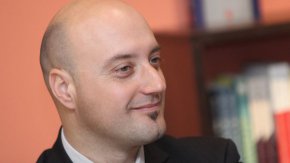 
Обсъден беше и неотдавна гласуваният от Народното събрание антикорупционен закон и как новата рамка да бъде приложена максимално ефективно. Дискутирано е също противодействие на антидемократичните движения, информираха от пресцентъра на Министерството на правосъдието. 
