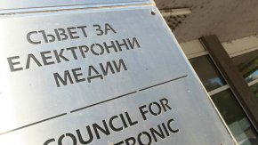 ВМРО - Българско национално движение пусна сигнали до СЕМ и до ЦИК за поставяне в неравностойно положение на кандидати за кметове и общински съветници в София. Повод за сигналите е кандидатурата на бившия директор „Новини, актуални предавания и спорт“ в националната телевизия „БТВ“ за кмет на София. Според войводите кандидатурата в последния момент обяснява и отношението на медията към определени партии и техните кандидати за същите позиции в Столична община, а именно - СОС и кметския пост.