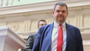
"Всички важни решения не могат да се случат без ДПС. Няма нужда от коалиционно споразумение", отсече той.