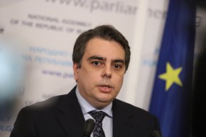 Постигнато е съгласие върху мини, язовири, хвостохранилища да не може да се изграждат соларни паркова. Скъсяват се сроковете – до 60 дни, за инвестиции във ВЕИ в урбанизирани територии.
