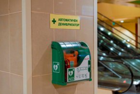 
 Очакваме доставка на 20 дефибрилатора, както бе предвидено в решението на съвета. Така ще осигурим още 14 дефибрилатора на метростанциите, 4 в общинските болници, 2 в градската библиотека и градската художествена галерия